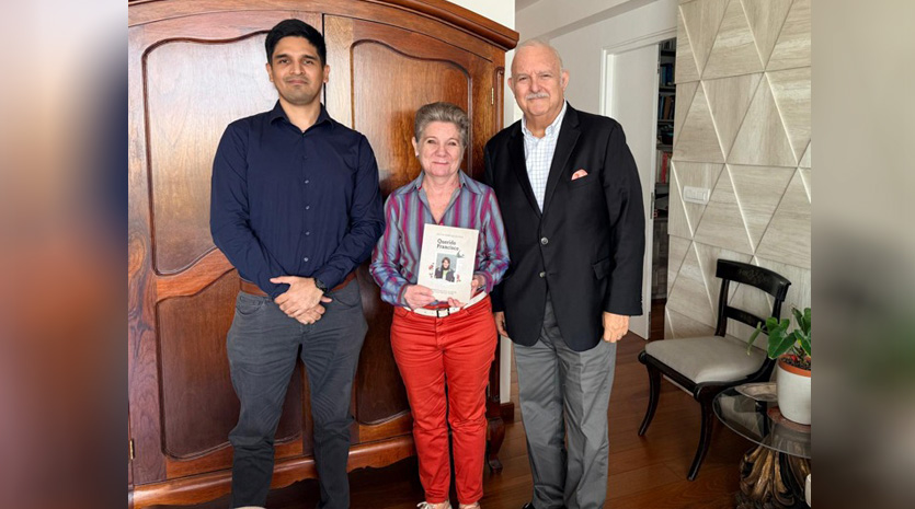CCL recibe 100 ejemplares del libro “Querido Francisco” para participantes del IV Programa Semillero