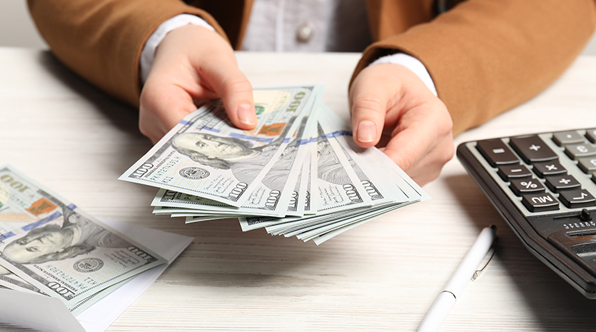 Dólar seguirá debilitado por déficit fiscal y conflicto en Medio Oriente