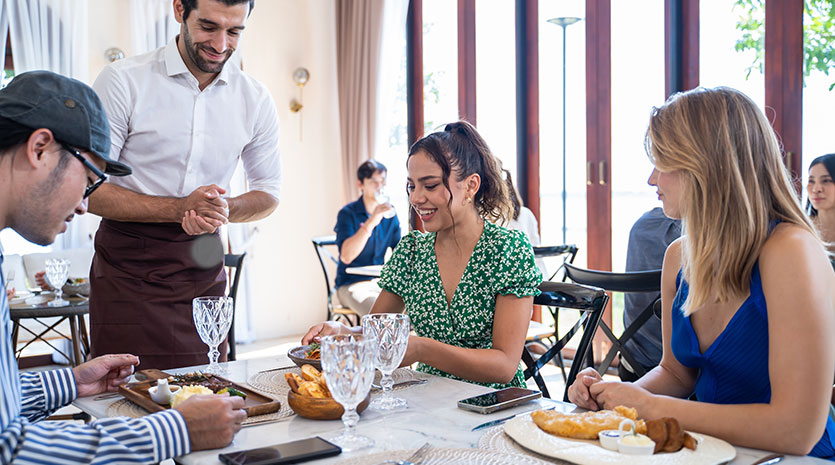 Sector servicios crece 4,7% en julio impulsados por alojamientos y restaurantes