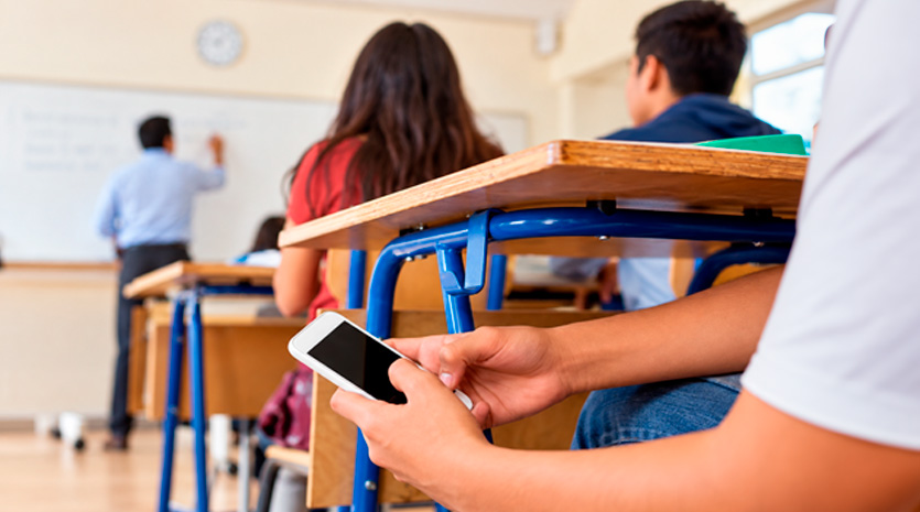 Gremio de Educación de la CCL respalda regulación del uso de celulares en colegios